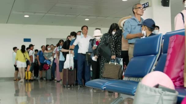Люди Медицинских Масках Против Коронавируса Проходят Регистрацию Рейс Направляются Посадочным — стоковое видео