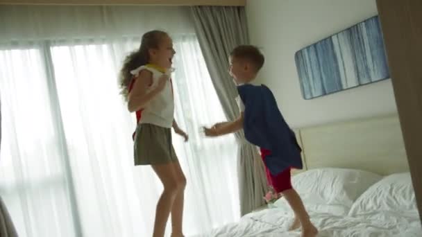 Lány Fiú Szuperhősök Ugrálnak Szobában Ágyon Gyerekszobában Két Gyerek Piros — Stock videók