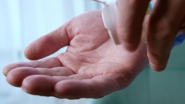 男性の手に鎮痛薬を保持している高齢者男性薬瓶薬を服用から2カプセルを注ぐ 高齢者の祖母の健康管理 薬局と治療の概念 クローズアップビュー — ストック動画