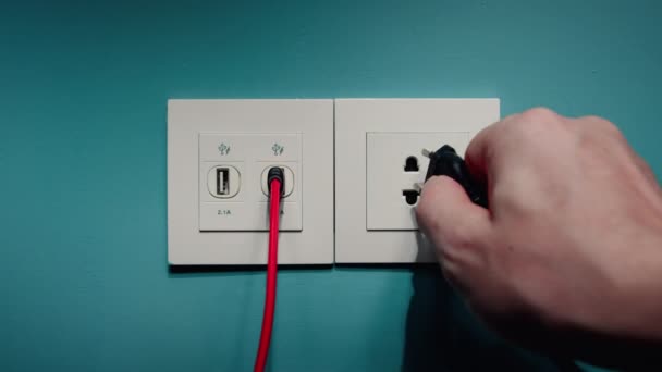 Der Mann Steckte Ein Elektrogerät Seinem Haus Ein — Stockvideo