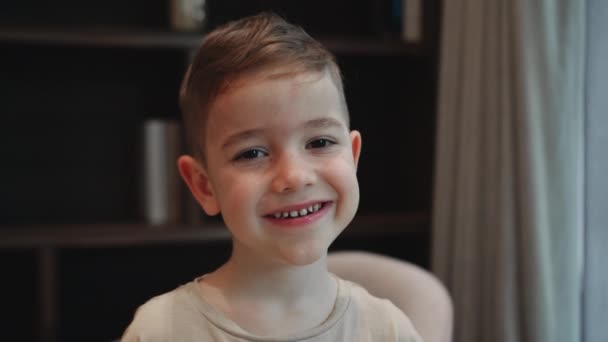 Portrét Pozitivní Malý Chlapec Usmívající Dítě Dívající Kamery Sedí Gauči — Stock video