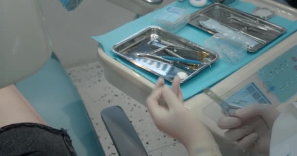 医療用手袋の女性歯科医歯科事務所で患者の女の子と仕事をブレースインストールと歯のアライメント ブラケットと女性の歯のクローズアップ ヘルスケアと医療の概念 — ストック動画