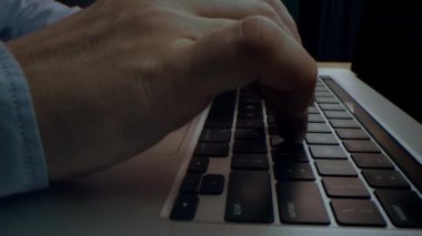 Alternatif makro, genç bir iş adamının elleri internet tarayıcısında e-posta ve sörf yapmak için dizüstü veya bilgisayar klavyesinde çalışmakla meşgul.
