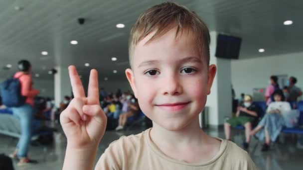 Ritratto Felice Bambino Europeo Sala Attesa All Aeroporto Guardando Macchina — Video Stock
