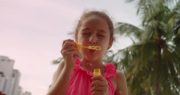 Primer Plano Hermoso Tiro Feliz Niño Lindo Adorable Niña Está — Vídeos de Stock