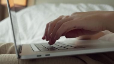 İş kadını profesyonel kullanıcı elleri dizüstü bilgisayarda klavye kullanıyor yatak odasında ev ofisinde oturuyor, bilgisayar yazılımı uygulamaları teknoloji konseptiyle çalışıyor, kapatıyor.