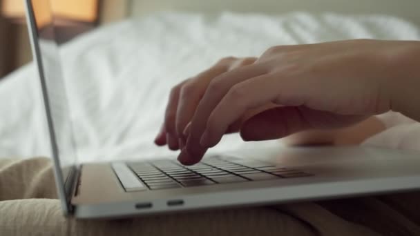 Női Kéz Üzleti Professzionális Felhasználó Munkavállaló Gépelés Laptop Notebook Billentyűzet — Stock videók