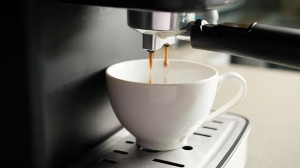 Konzept Morgens Gerösteter Schwarzer Kaffee Trinken Kaffeestrom Aus Maschine Tasse — Stockvideo