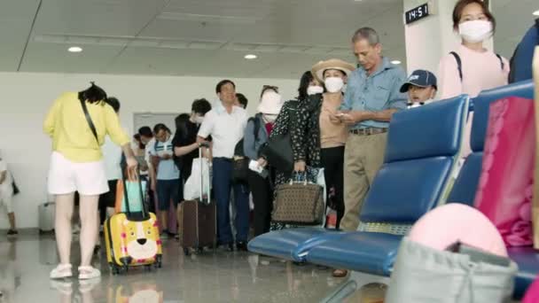Ludzie Maskach Medycznych Przeciwko Koronawirusowi Przechodzą Odprawę Lot Udadzą Się — Wideo stockowe