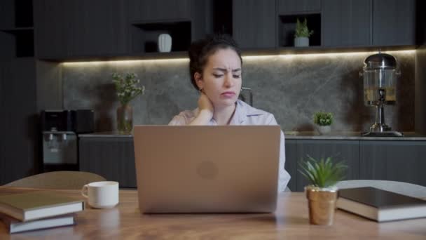 Mujer Cerca Sienta Lugar Trabajo Experimenta Dolor Severo Cuello Frotándolo — Vídeos de Stock