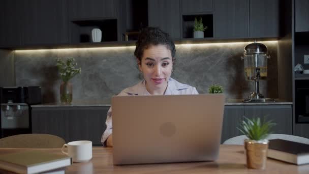 여성이 사무실이나 주방에 앉아서 노트북 이메일로 환상적 뉴스를 있습니다 온라인 — 비디오