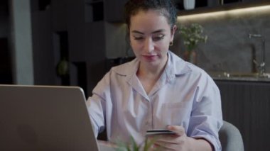 Kredi kartı sahibinin kadın elleri bankaya çevrimiçi ödeme yapıyor. İnternet mağazasında satın almak için laptop teknolojisi kullanan kadın tüketiciler. Etrade web sitesi ödemeleri konsepti. Görüntüyü kapat