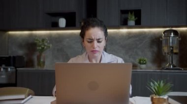 Diş ağrısı. İş yerindeki dişleri ağrıyan genç bir kadının yüzüne dokunuyor ve elleriyle onun yüzüne dokunuyor. Caries, pulpitis, sakız hastalığı, diş hastalıkları konsepti. Yakın plan..