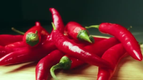 Pimentas Vermelhas Maduras São Deleite Culinário Primeira Colheita Dinheiro Novo — Vídeo de Stock