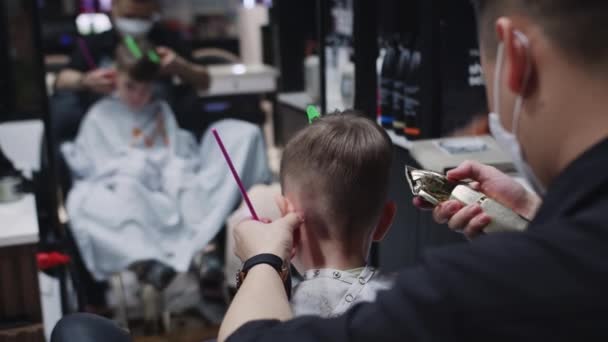 Trendy Κουρέας Κόβει Μαλλιά Των Παιδιών Clipper Στο Κουρείο Mens — Αρχείο Βίντεο