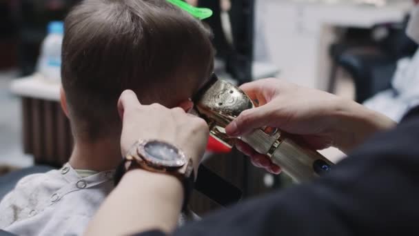 Trendy Κουρέας Κόβει Μαλλιά Των Παιδιών Clipper Στο Κουρείο Mens — Αρχείο Βίντεο
