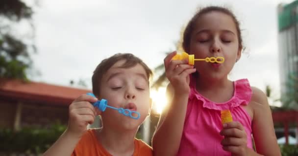 Happy Children Leker Med Såpbubblor Kids Glada Leende Blåser Bubblor — Stockvideo