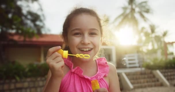 Crianças Felizes Brincando Com Bolhas Sabão Crianças Feliz Sorriso Bolhas — Vídeo de Stock
