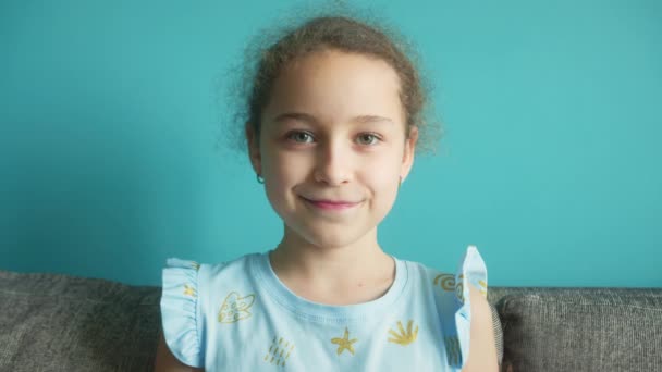 Portre Komik Küçük Kız Kameraya Bakıyor Evde Kanepede Oturuyor Güzel — Stok video