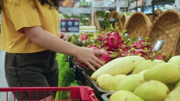 Mulher Muito Jovem Fazendo Compras Supermercado Escolhendo Produtos Supermercado Para — Vídeo de Stock