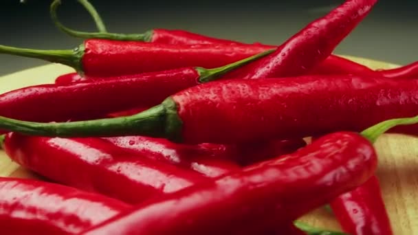 Auf Holzplanken Reife Rote Lange Scharfe Chilischoten Sind New Mexico — Stockvideo