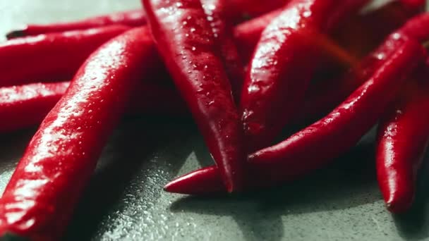 Trä Planka Mogna Röda Långa Varma Chilipaprika Världens Främsta Kulinariska — Stockvideo