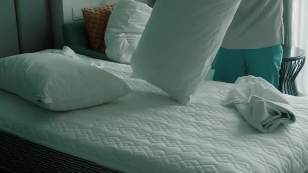 Kvinnorna Byter Sängkläder Rummet Anställda Två Hembiträden Hotellet Bäddar Professionellt — Stockvideo