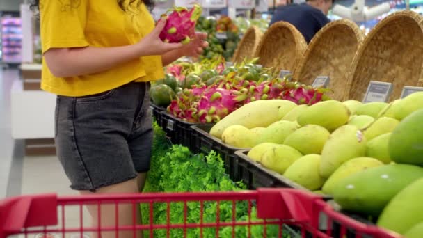 Hübsche Junge Frau Macht Einkäufe Supermarkt Wählt Produkte Supermarkt Zum — Stockvideo