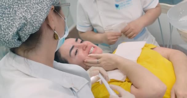 Γυναικείος Οδοντίατρος Εργάζεται Ένα Μικροσκόπιο Στο Στόμα Των Ασθενών Κοιλότητα — Αρχείο Βίντεο