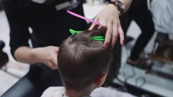Trendy Barber Coupe Les Cheveux Des Enfants Avec Tondeuse Dans — Video