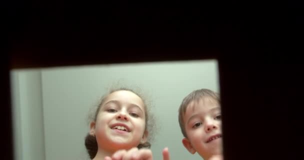 Niños Felices Encantados Con Sorpresa Abran Una Caja Con Regalos — Vídeos de Stock
