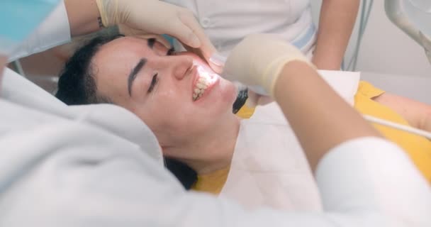 Kadın Dişçi Diş Tellerinin Yerleştirilmesi Diş Hizalanması Konusunda Diş Muayenehanesinde — Stok video