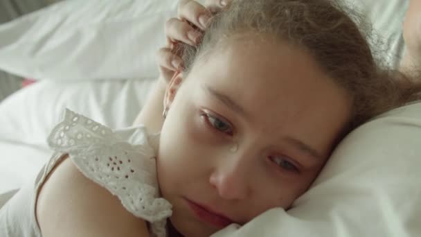 Portrait Mignon Enfant Bouleversé Petite Fille Avec Grandes Larmes Coulant — Video