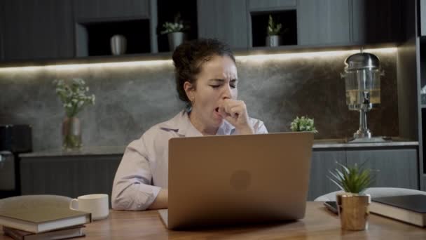 Žena Sedící Pracovišti Prožívá Těžké Chvíle Kdy Téměř Usne Unavená — Stock video
