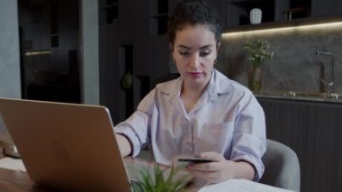 Kredi kartı sahibinin kadın elleri bankaya çevrimiçi ödeme yapıyor. İnternet mağazasında satın almak için laptop teknolojisi kullanan kadın tüketiciler. Etrade web sitesi ödemeleri konsepti. Görüntüyü kapat