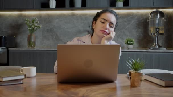 Mujer Joven Cansada Sentada Computadora Portátil Mientras Trabaja Oficina Luego — Vídeo de stock