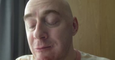 Dişlerinde diş teli olan aç bir adamın ağzı aç gözlülükle Shawarma 'sını ısırır, bir restoranda shawarma yer, lezzetli sulu bir burgerin tadını çıkarır, yetişkin bir adam iştah açıcı bir şekilde hamburger yer. 4k.