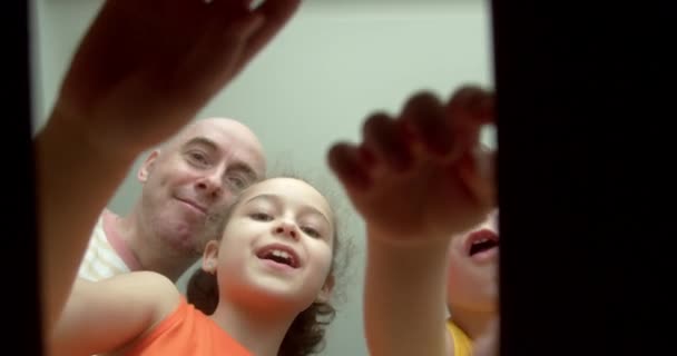 Buon Papà Suoi Figli Felicissimi Della Sorpresa Aprono Una Scatola — Video Stock