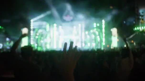 Zespół Rockowy Gitarzystami Perkusistą Koncercie Ulicy Nocy Tłum Tańczy Imprezie — Wideo stockowe