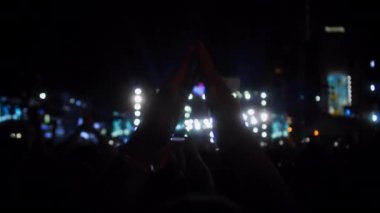 Gitarist ve davulcusu olan bir rock grubu gece sokakta bir konserde. Kalabalık bir parti veriyor. Pervane siluetleri parlak renkli flaş ışıklarının önünde ellerini kaldırır.
