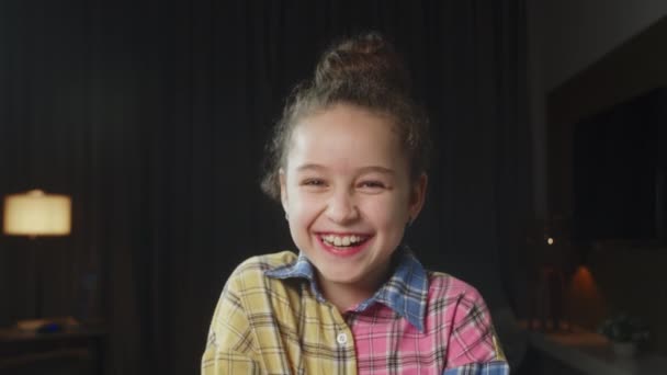 Retrato Divertido Niña Sonriente Niño Mirando Cámara Están Sentados Sofá — Vídeos de Stock