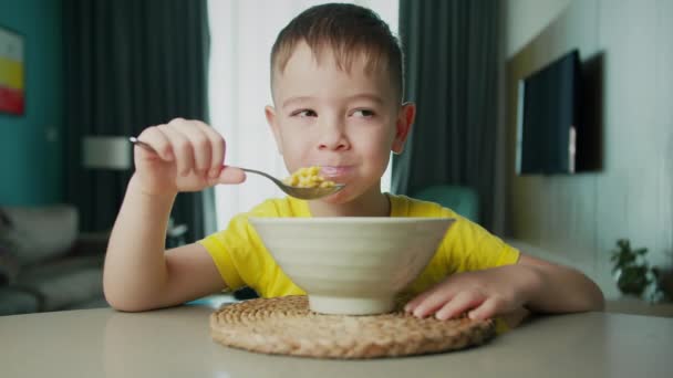 Père Verse Lait Sur Les Céréales Prépare Petit Déjeuner Pour — Video