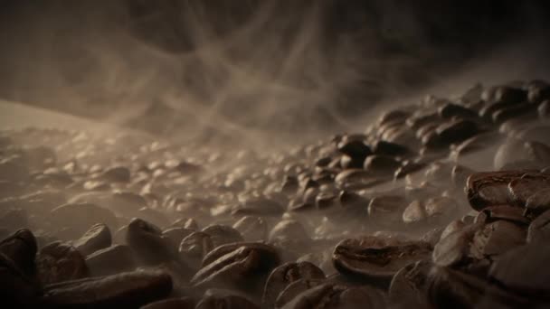 Κοντινό Πλάνο Σπόρων Καφέ Αρωματικοί Κόκκοι Καφέ Είναι Καβουρδισμένος Καπνός — Αρχείο Βίντεο