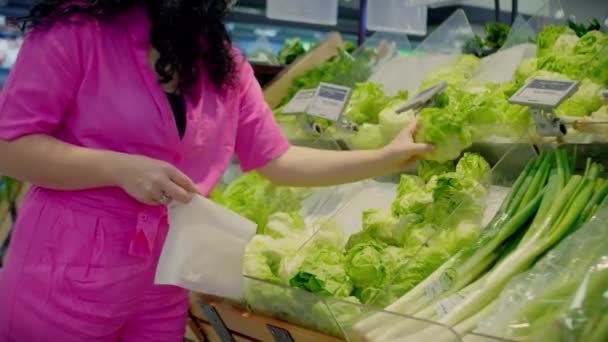 Frau Rosafarbenen Anzug Wählt Kohlsalat Kauft Supermarkt Ein Kauft Lebensmittel — Stockvideo
