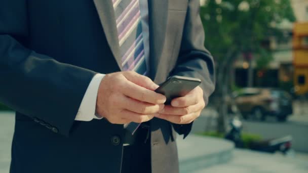 Empresário Meia Idade Roupas Luxo Usando Telefone Celular Para Mensagens — Vídeo de Stock