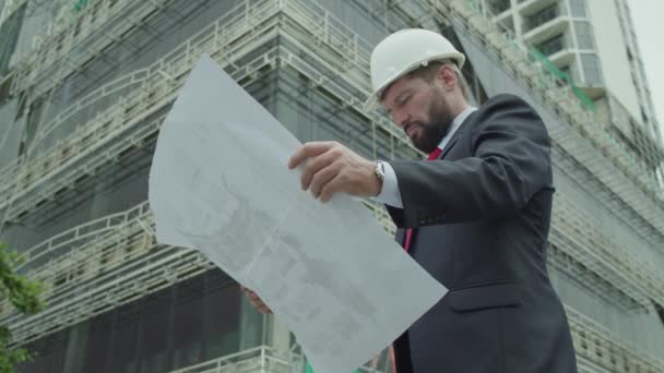 Kıdemli Erkek Mimar Binanın Inşaatını Denetliyor Bir Mühendis Müteahhit Binanın — Stok video