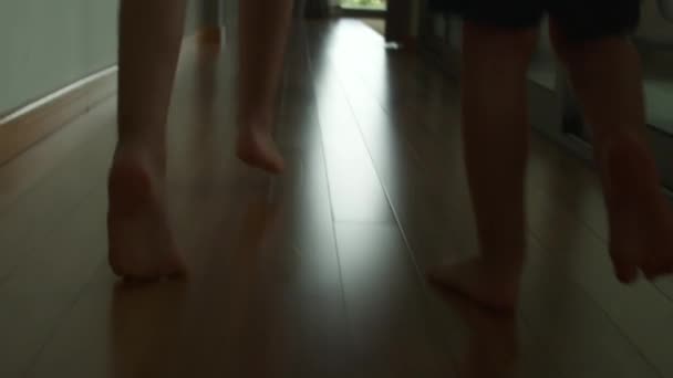 Bambini Felici Che Corrono Piedi Nudi Sul Pavimento Parquet Nella — Video Stock
