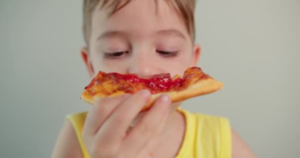 Zamknij Portret Dziecko Szczęśliwy Zabawny Chłopiec Chętnie Jeść Pyszną Pizzę — Wideo stockowe