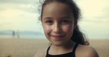 Güneş ışınlarındaki mutlu kız. Plajda kız yüzü. Hayallerimin kızı. Bir çocuğun mutlu yüzü. Çocuk kameraya gülümser. Kız rüyası. Yüzü yakın plan. Parkta mutlu bir çocuk. Güzel bir yüz..