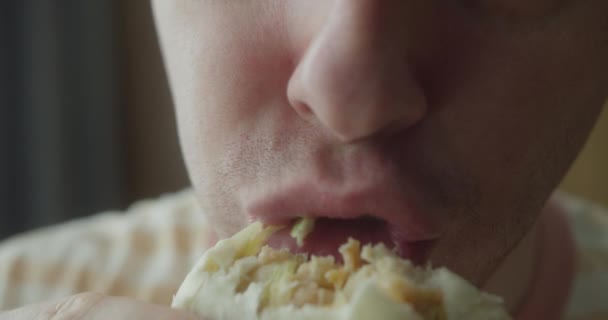 Κοντινό Πλάνο Στόμα Ενός Πεινασμένου Άντρα Σιδεράκια Στα Δόντια Του — Αρχείο Βίντεο